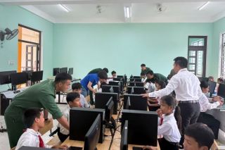 Quảng Trị: Trao tặng 19 bộ máy tính cho học sinh vùng cao biên giới