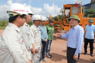 Chủ tịch UBND tỉnh Quảng Ninh kiểm tra dự án đường ven sông