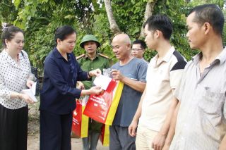 Phó Chủ tịch Ủy ban Trung ương MTTQ Việt Nam Hà Thị Nga thăm hỏi, tặng quà người dân Bắc Ninh bị ảnh hưởng bởi mưa lũ