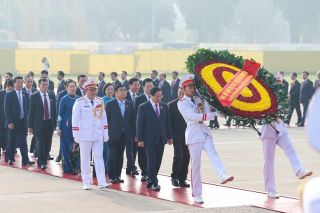 Đoàn đại biểu dự Đại hội Đảng bộ Chính phủ vào Lăng viếng Chủ tịch Hồ Chí Minh