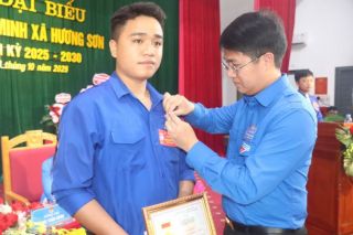 Trao Huy hiệu “Tuổi trẻ dũng cảm” cho thanh niên dũng cảm cứu bé trai 7 tuổi khỏi dòng nước lũ