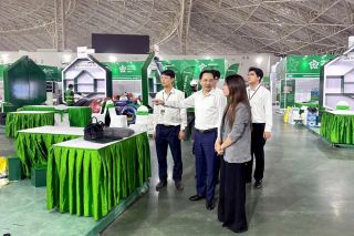 Tổng Giám đốc Nguyễn Hữu Tú kiểm tra gian hàng Vinachem tại Hội chợ Mùa Thu 2025