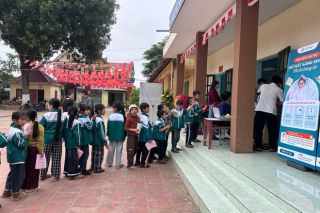 Bệnh viện Mắt Hà Nội 2 khám mắt miễn phí cho học sinh vùng lũ tại Thái Nguyên