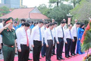 Đoàn đại biểu dự Đại hội Thi đua yêu nước tỉnh Thanh Hóa lần thứ XI dâng hương tưởng niệm Chủ tịch Hồ Chí Minh