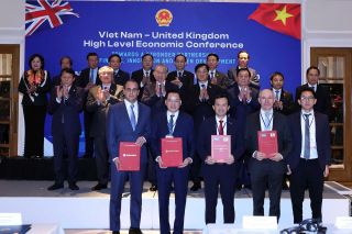 Vinachem ký kết hợp tác với Tập đoàn Robertet - Vương quốc Anh