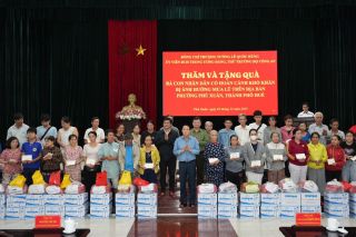 Bộ Công an thăm, tặng quà cho người dân bị ảnh hưởng bởi mưa lũ tại TP. Huế