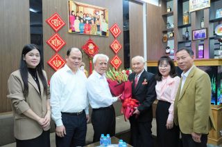Trao Huy hiệu Đảng tại nhà riêng cho đảng viên lão thành thuộc Đảng bộ phường Hải Dương