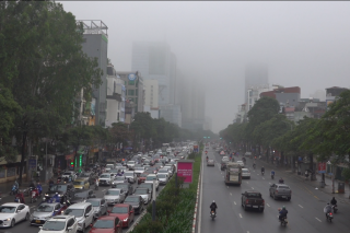 Hà Nội giữa tháng 11: Mưa nhỏ, nồm ẩm trái mùa khiến phố phường “ướt át” như mùa xuân
