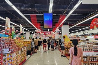 Hà Nội: Các siêu thị đồng loạt khuyến mại, giảm giá, kích cầu mua sắm dịp cuối năm