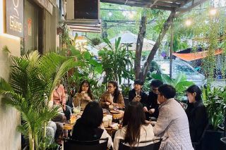 Quán cà phê Hà Nội thành điểm trú rét, vừa làm việc vừa tụ tập trong ngày lạnh