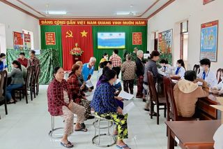 Đồn Biên phòng Vĩnh Nguơn khám bệnh, cấp thuốc miễn phí và trao 1,2 tấn gạo cho người dân biên giới