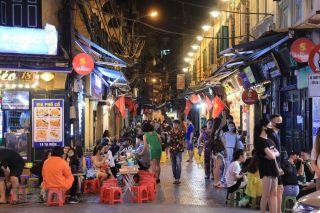 Hà Nội sôi động trở lại vào ban đêm: Cơ hội kinh tế và nỗi lo trật tự đô thị