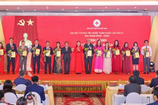 THACO nhận bằng vinh danh tại Đại hội Thi đua yêu nước toàn quốc Hội Chữ thập đỏ Việt Nam