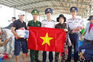 Đoàn Đặc nhiệm phòng chống tội phạm ma túy số 4 tuyên truyền pháp luật tại Cảng cá Sông Đốc