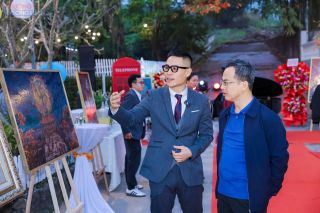 Hoạ sĩ Chu Nhật Quang mong muốn đưa nghệ thuật sơn mài đến gần hơn với bạn bè trong nước và quốc tế