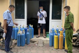 Hà Nội: Đội Quản lý thị trường số 12 tăng cường kiểm soát thị trường dịp cuối năm