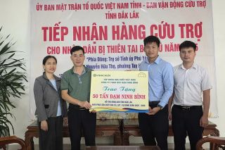 Đạm Ninh Bình trao tặng 190 tấn phân bón hỗ trợ đồng bào vùng lũ khôi phục sản xuất