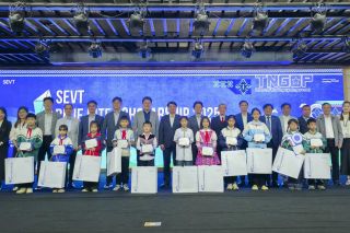 Samsung Thái Nguyên trao 300 suất học bổng “Chắp cánh ước mơ Samsung” cho học sinh nghèo