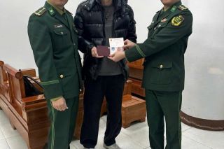Hỗ trợ trao trả hộ chiếu và visa cho du khách Trung Quốc tại Cửa khẩu quốc tế Móng Cái