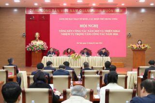 Tiếp tục đổi mới mạnh mẽ tư duy và hành động, củng cố vững chắc khối đại đoàn kết toàn dân tộc
