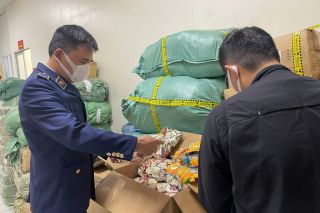 Hà Nội phát hiện, tạm giữ 10 tấn thực phẩm không bảo đảm an toàn trước khi tuồn ra thị trường