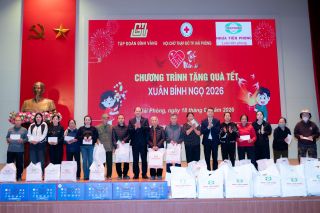 Tập đoàn Đỉnh Vàng và Nhựa Thiếu niên Tiền Phong trao tặng quà Tết cho người dân có hoàn cảnh khó khăn