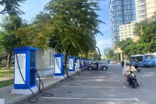 TP. HCM ban hành quy định triển khai tủ đổi pin xe máy điện trên vỉa hè