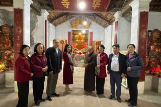 Phường Nghĩa Đô thăm, chúc Tết các cơ sở tín ngưỡng, di tích lịch sử: Lan tỏa tinh thần đoàn kết, nhân ái