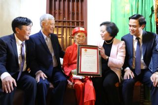 Phó Thủ tướng Phạm Thị Thanh Trà tặng quà Tết gia đình chính sách ở Bắc Ninh