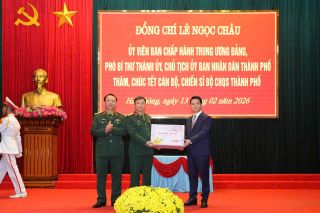 Chủ tịch UBND thành phố Hải Phòng thăm, chúc Tết cán bộ, chiến sĩ Bộ Chỉ huy Quân sự thành phố