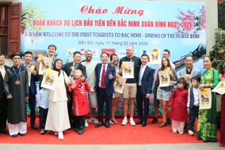 Bắc Ninh đón đoàn khách du lịch đầu tiên xông đất Xuân Bính Ngọ 2026 tại Đền Đô