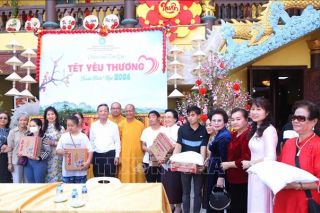Chương trình Trao quà Tết yêu thương: Minh chứng sinh động cho tình đoàn kết đặc biệt Việt Nam - Lào