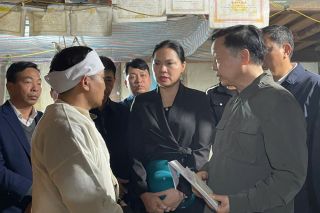 Phó Thủ tướng Trần Hồng Hà thăm hỏi gia đình các nạn nhân vụ chìm tàu chở khách trên hồ Thác Bà