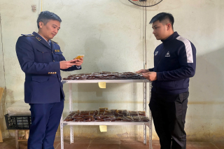 Thanh Hóa: Xử phạt 25 triệu đồng cơ sở kinh doanh hàng trăm túi nước sốt không rõ nguồn gốc