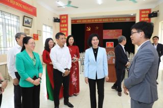 Chủ tịch Hội đồng nhân dân Thành phố Phùng Thị Hồng Hà kiểm tra công tác bầu cử tại xã Ô Diên