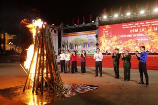 Bắc Ninh: Hào hùng đêm lửa trại “Tiếp lửa truyền thống” cho thanh niên lên đường nhập ngũ