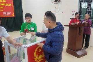 Cử tri phường Dương Nội đi bỏ phiếu từ sớm bầu Đại biểu Quốc hội và HĐND các cấp