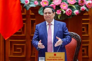 Thủ tướng: Dứt khoát không để thiếu xăng dầu trong mọi trường hợp; xem xét bố trí ngân sách để hỗ trợ bình ổn giá