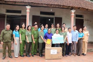 Phụ nữ Công an tỉnh Thanh Hóa trao kinh phí đỡ đầu con mồ côi đặc biệt khó khăn
