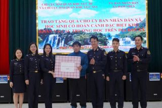 Công chức ngành Hải quan hỗ trợ học sinh có hoàn cảnh khó khăn tại Cao Bằng