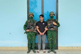 Đồn Biên phòng Cửa khẩu Quốc tế Mộc Bài bắt đối tượng bị truy nã khi đang nhập cảnh trái phép về Việt Nam