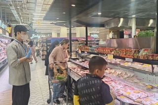 Bán lẻ giữ “mặt bằng giá” trong áp lực chi phí tăng cao