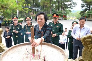 Phó Thủ tướng Phạm Thị Thanh Trà tri ân các anh hùng liệt sĩ tại Quảng Trị