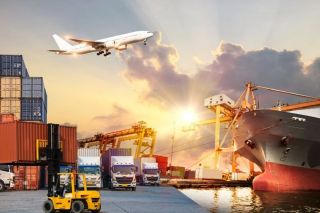 Áp lực giá xăng dầu siết chặt biên lợi nhuận ngành vận tải