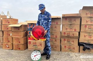 Hải Phòng thông báo tìm nhân chứng và chủ sở hữu phương tiện chở pháo nổ trên biển