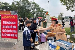 CSGT Phú Thọ phát miễn phí hàng trăm thùng nước và sữa cho người dân về Giỗ Tổ