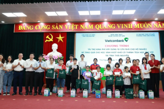 Vietcombank chung tay hỗ trợ các gia đình khó khăn, học sinh vượt khó tại Thái Nguyên