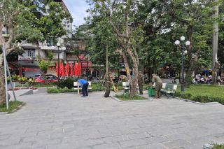 Tuổi trẻ Công an phường Bạch Mai ra quân làm sạch Công viên Võ Thị Sáu, lan tỏa trách nhiệm cộng đồng