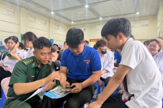 Đồn Biên phòng Cô Tô triển khai “Hòm thư điện tử tố giác tội phạm ẩn danh” cho học sinh THPT