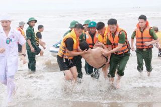 Diễn tập phương án cứu nạn, cứu hộ và sơ cấp cứu tại biển Hải Hòa